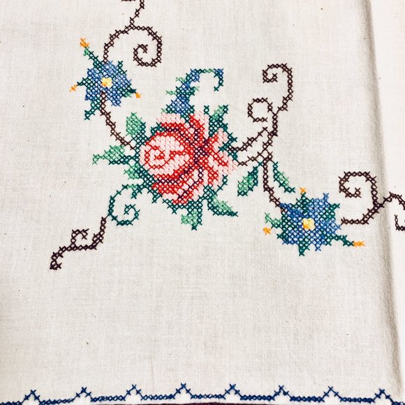 🌸 Vintage Hand-Embroidery Cross-Stitch Tablecloth from Poland - Picture 5 of 9